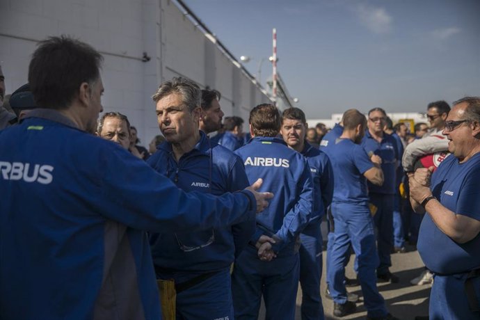 Trabajadores se concentran contra el plan de ajuste laboral presentado por Airbus, en una imagen de archivo