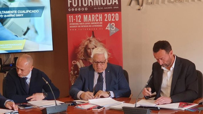Firma del convenio entre Futurmoda y el Ayuntamiento de Elche.