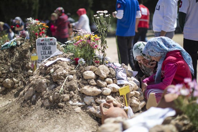 Tumba de uno de los 301 mineros muertos en Soma, Turquía
