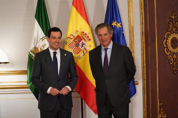 El presidente de la Junta, Juanma Moreno, y el presidente ejecutivo de Acciona, José Manuel Entrecanales, este lunes en el Palacio de San Telmo.