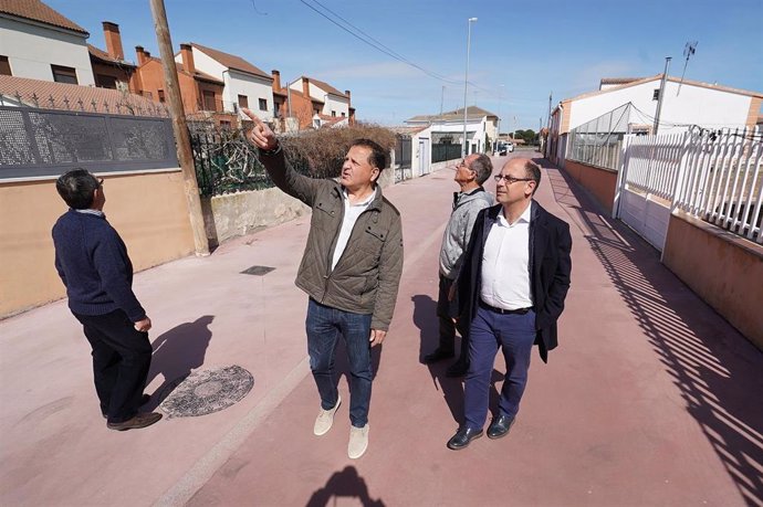 El concejal de Movilidad y Espacio Urbano, Luis Vélez, visita las obras ejecutadas en Puente Duero.