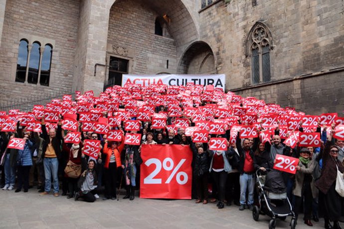 Representants de tots els sectors de la cultura demanen el 2% del pressupost en un acte a la plaa del Rei de Barcelona convocat per la plataforma Actua Cultura. Imatge del 9 de mar de 2020. (Horitzontal)