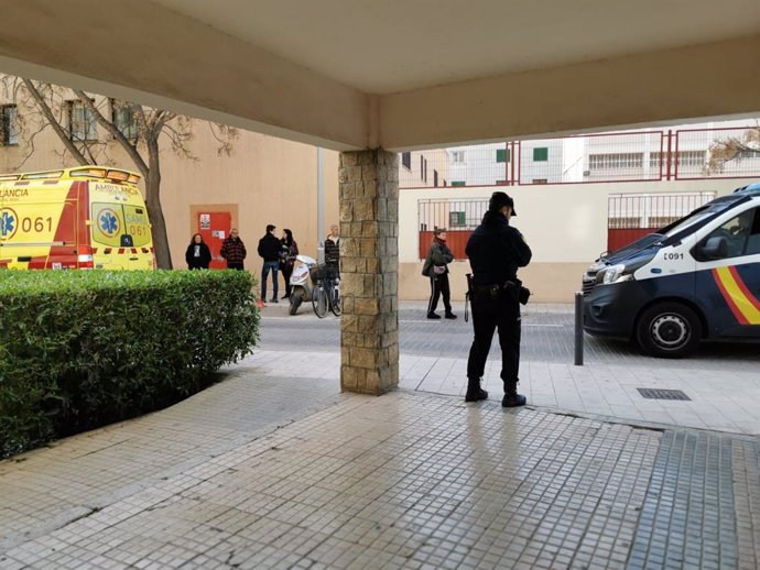 Una ambulancia en el desahucio ejecutado en el barrio de Verge de Lluc, en Palma.