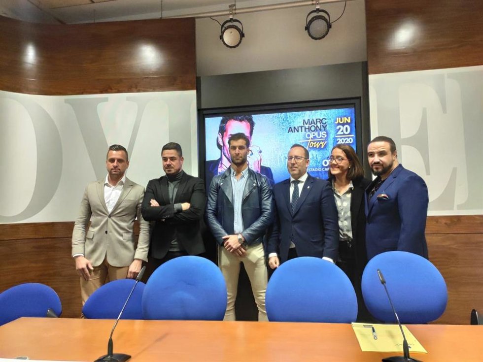 Rueda de prensa sobre el concierto de Marc Anthony, con los promotores a nivel nacional, Mateo Conde y Franky Martín, y asturianos, Pelayo González e Iván Suárez, junto a Covadonga Díaz y Mario Arias.