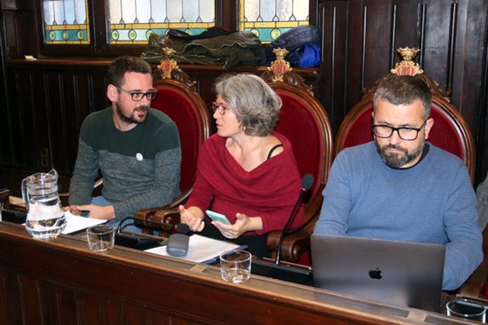 Els regidors de Guanyem Girona Lluc Salellas, Cristina Andreu i Xevi Montoya, parlant abans de l'inici del ple d'aquest 9 de mar del 2020 (Horitzontal)