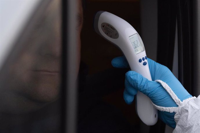 Termómetro para medir la fiebre y prevenir el contagio del coronavirus