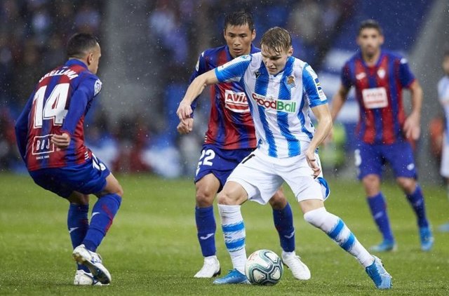 Martin Odegaard, de la Real Sociedad, en un partido contra la SD Eibar.