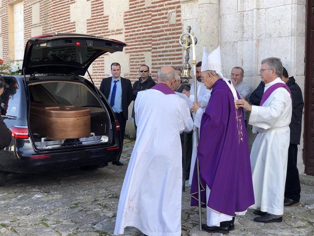El cardenal Blázquez recibe el féretro de José Jiménez Lozano a su llegada a la iglesia de Santiago Apóstol de Alcazarén.