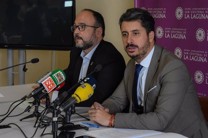 El consejero de Transición Ecológica del Gobierno de Canarias, José Antonio Valbuena y el alcalde, Luis Yeray Gutiérrez, en rueda de prensa
