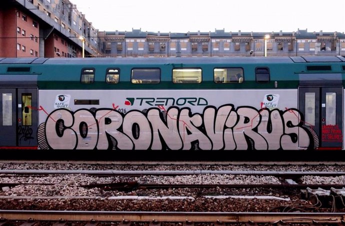 Un tren con un grafitti de coronavirus en Milán