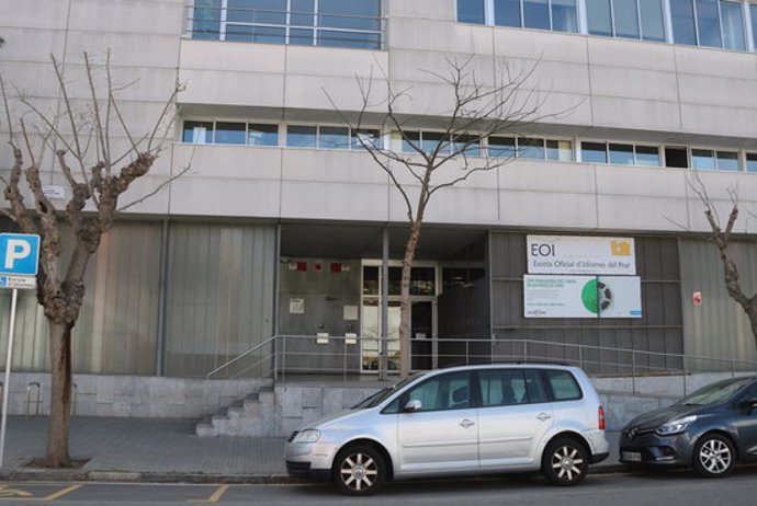 Imatge de la faana de l'Escola Oficial d'Idiomes del Prat de Llobregat el 10 de mar de 2020. (Horitzontal)