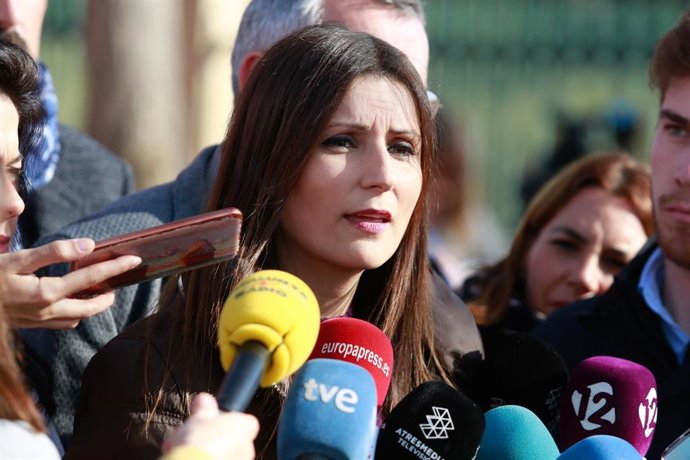 La portavoz del Grupo Ciudadanos en el Parlamento de Cataluña, Lorena Roldán, ofrece declaraciones a los medios a su llegada al Centro de Comando de Bomberos en La Canonja (Tarragona) tras la explosión de ayer en la planta petroquímica, en Tarragona/Cat