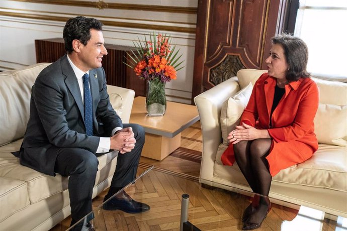 El presidente de la Junta de Andalucía, Juanma Moreno, reunido con la delegada del Gobierno en Andalucía, Sandra García, en el Palacio de San Telmo.