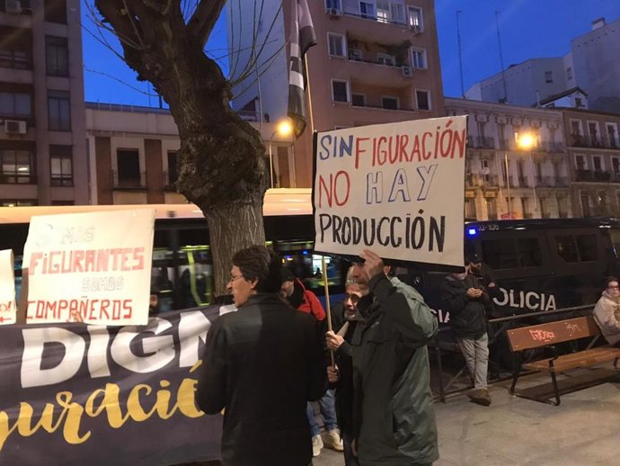 Una treintena de figurantes clama ante el Teatro Price, donde se entregan los premios de la Unión de Actores, por "visibilizar" su profesión