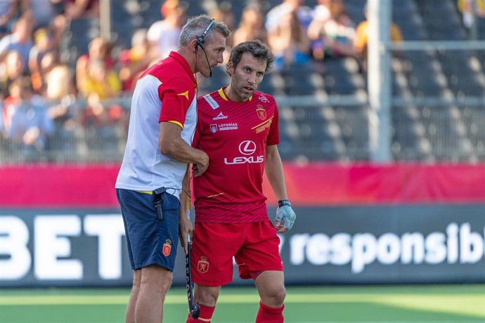 Fred Soyez habla con Sergi Enrique durante el Europeo de Amberes de 2019 de hockey sobre hierba