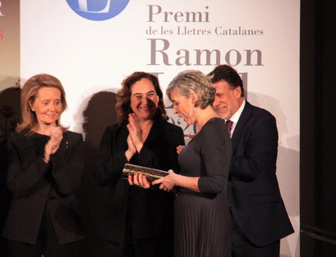 Pla general de l'alcaldessa de Barcelona, Ada Colau, entrega el 40 Premi Ramon Llull a l'escriptora Núria Pradas a l'Hotel Palace de Barcelona el 9 de mar de 2020. (Horitzontal)