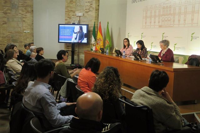 Francisca Medina participa en la presentación de un estudio sobre la situación de la mujer periodista en Jaén