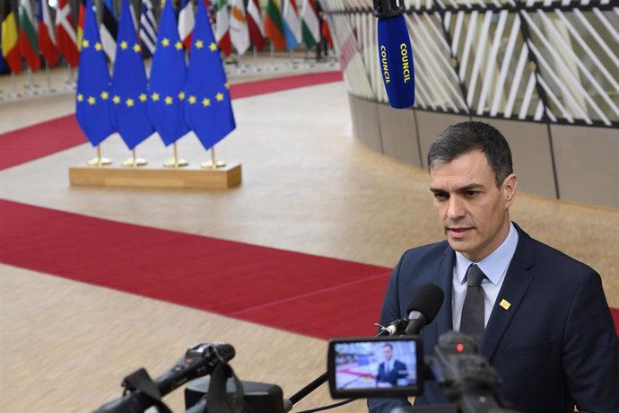 El presidente del Gobierno, Pedro Sánchez, atiende a os medios de comunicación antes de la reunión del Consejo Europeo en la que se debate sobre el presupuesto a largo plazo de la UE para 2021-2027, el denominado Marco Financiero Plurianual (MFP), en Br