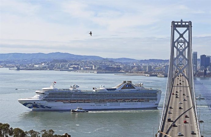 El crucero 'Grand Princess' se dirige al puerto de Oakland, en California, después de confirmar 21 casos del nuevo coronavirus. 