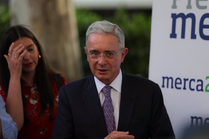 Colombia.- Uribe admite que una de las personas del audio que le inculpa en la c