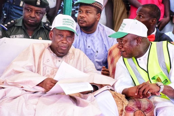 El gobernador del estado nigeriano de Kano, Umar Ganduje, a la izquierda.