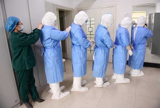 Personal médico se prepara para un nuevo día en un hospital de la ciudad china de Liaoning.