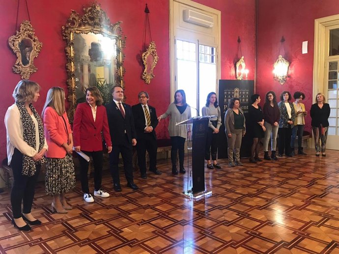 Diputadas del Parlament en un manifiesto sqobre la violencia de género