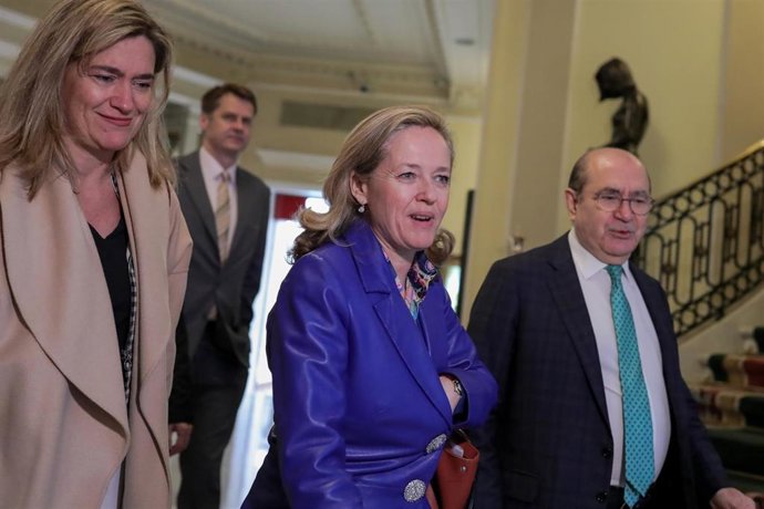 La ministra de Asuntos Económicos y vicepresidenta tercera del Gobierno, Nadia Calviño, a su llegada al desayuno informativo organizado por Nueva Economía Forum en el Hotel Westin Palace, Madrid (España), a 9 de marzo de 2020.