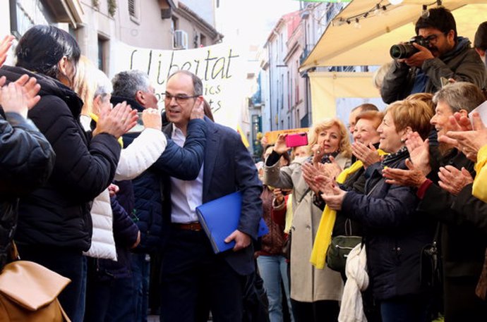Pla mitj d'un ciutad abraant l'exconseller Jordi Turull en el moment en qu ha arribat a Terrassa el 10 de mar de 2020. (Horitzontal)