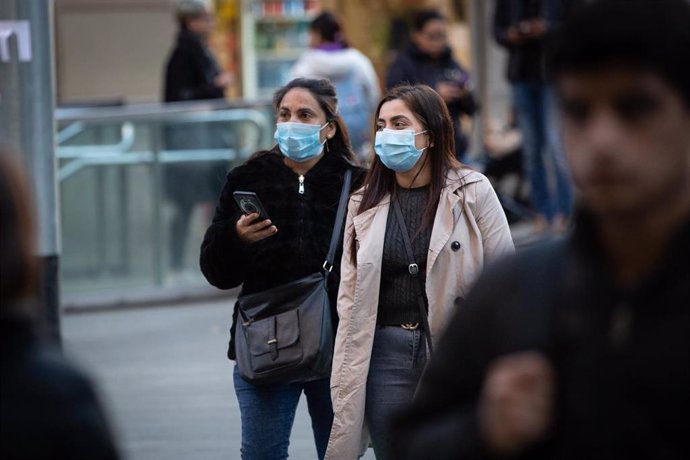 Personas con mascarilla en Catalunya por el brote de coronavirus