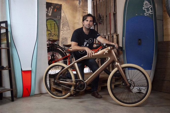 El CEO de Rayvolt Bike, Mat Rauzier, con un prototipo del modelo que lanzará la marca este verano de 2020, la XOne