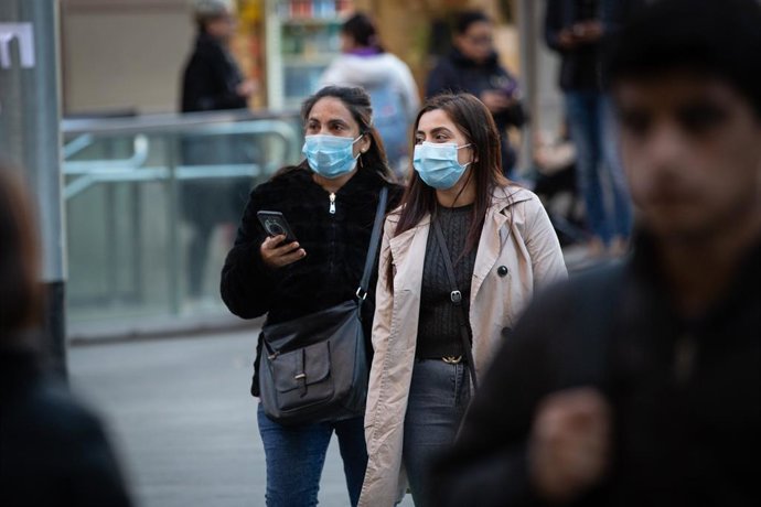 Persones amb mascarilla a Catalunya pel brot de coronavirus.