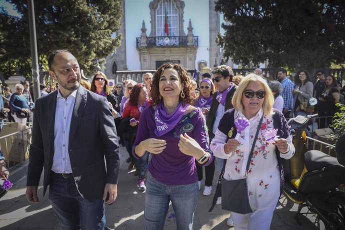 La ministra de Hacienda y portavoz del Gobierno de España, María Jesús Montero, en la manifestación en Sevilla del 8-M.
