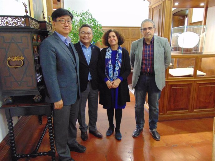 Los profesores de Corea del Sur Jinho Ahn y Byoung Hoon Lee, junto a la rectora de la UGR Pilar Aranda y el profesor Francisco Gámiz
