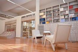 La renovada librería científica del CSIC en el edificio de la sede central del organismo, en la calle Serrano