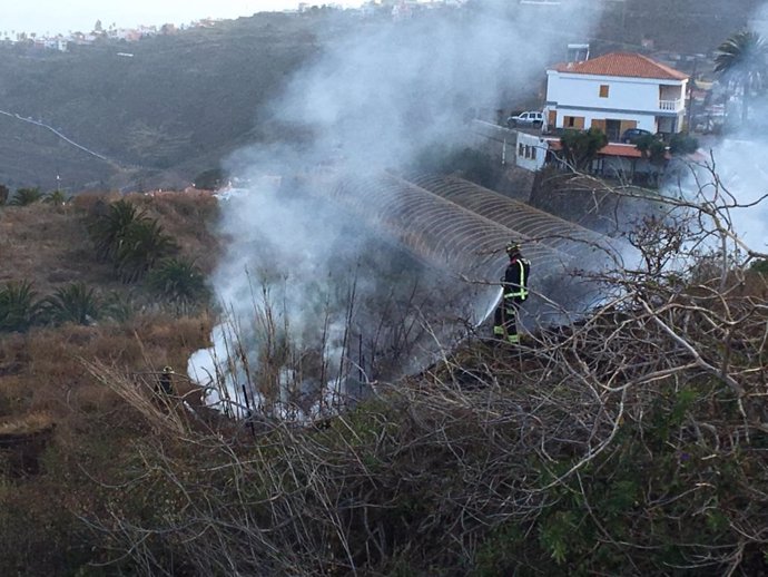 Bomberos sofocan un incendio en el barranco de La Negra