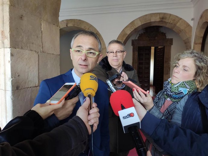 El rector de la USAL, Ricardo Rivero, atiende a los medios de comunicación este martes en Salamanca