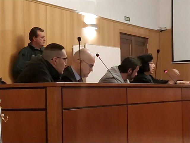 Los dos acusados, el reincidente al fondo a la derecha, en la vista de conformidad celebrada en la Audiencia de Valladolid.