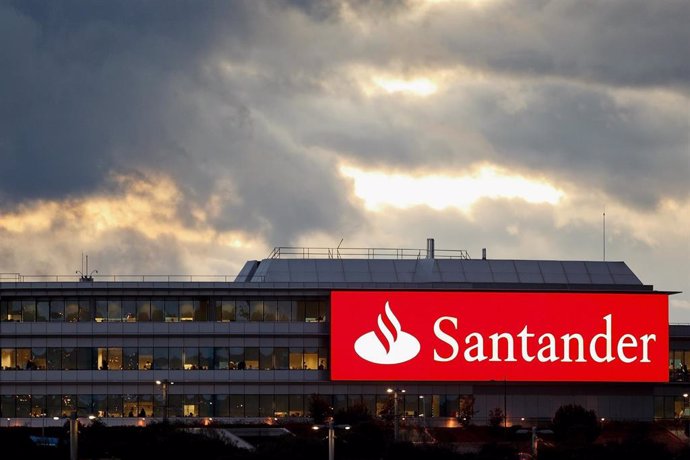 Economía.- Santander preconcede crédito de 20.000 millones a pymes y autónomos p