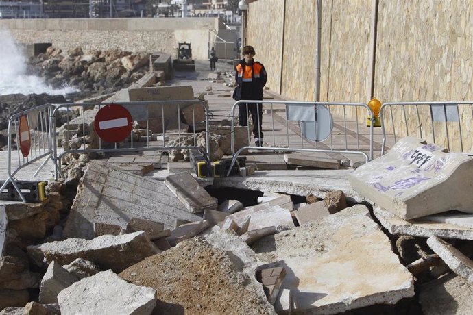 Una agente de Protección Civil junto a la zona afectada por la borrasca 'Gloria' en el Puerto de Cala Ratjada en Capdepera (Mallorca).