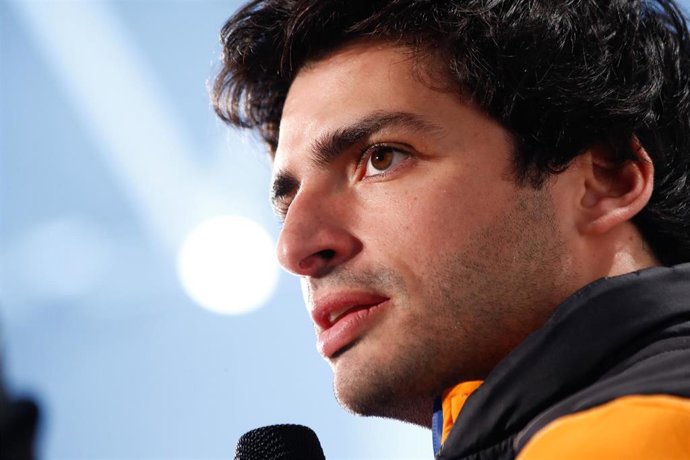 El piloto epañol Carlos Sainz atendiendo a los medios en un acto 