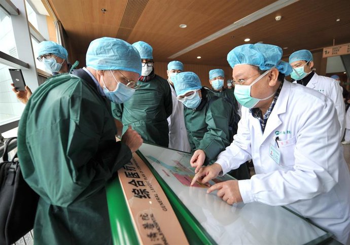 Expertos del grupo de investigación de coronavirus de la OMS realizan un trabajo de campo en un hospital de Wuhan 