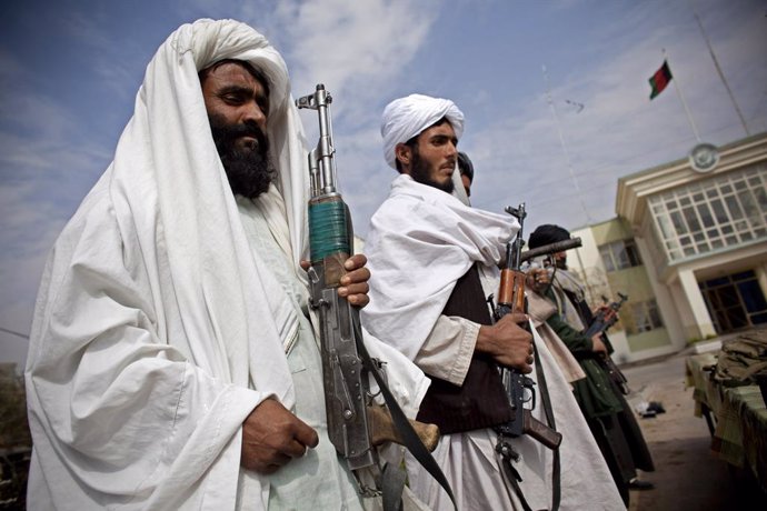 Combatents talibans entreguen les armes.