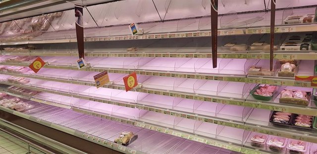 Expositor frigorífico semi vacío en un supermercado de Madrid un día después de que el Gobierno de la Comunidad de Madrid obligase el cierre de centros educativos ante el ascenso de los casos de coronavirus en la región.