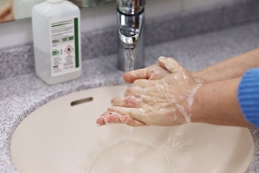 Coronavirus: ¿Por qué se recomienda lavarse las manos con agua y jabón y secarlas para evitar la propagación del virus?