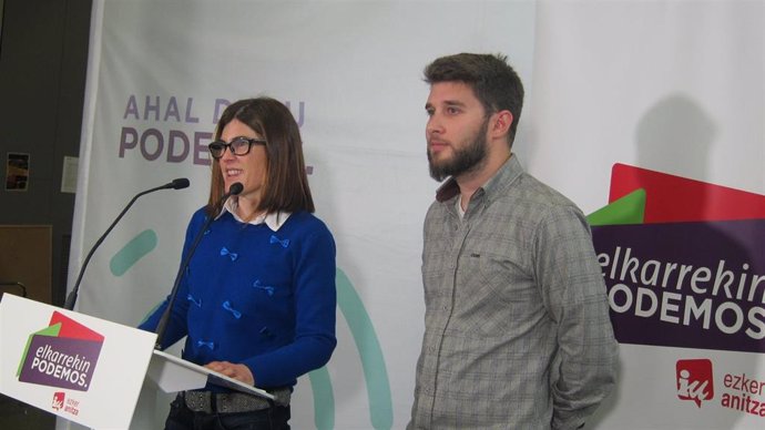 La candidata a lehendakari de Elkarrekin Podemos, Miren Gorrotxategi, junto a David Soto.