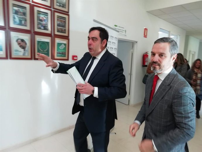 Juan Bravo (dcha.) acompaña a Rafael Amor en la visita a la sede de ATA en Córdoba en enero de 2020