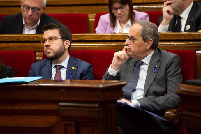 El vicepresident de la Generalitat, Pere Aragons (e) i el president de la Generalitat, Quim Torra (d) al seu escó durant una sessió plenria al Parlament de Catalunya per aprovar els pressupostos de la cambra.
