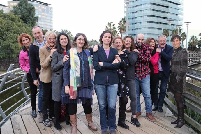 Paola Galbany, en el centro, con el equipo de la candidatura 'Infermeres 2020'