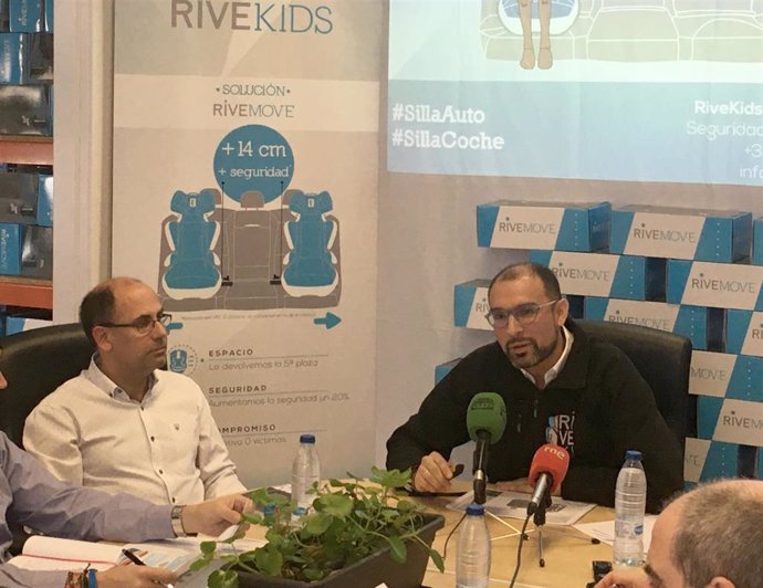 El CEO de Rivekids, José Lagunar, (derecha) junto al concejal de Movilidad y Espacio Urbano de Valladolid, Luis Vélez, durante la presentación del estudio sobre sistemas de retención infantil.